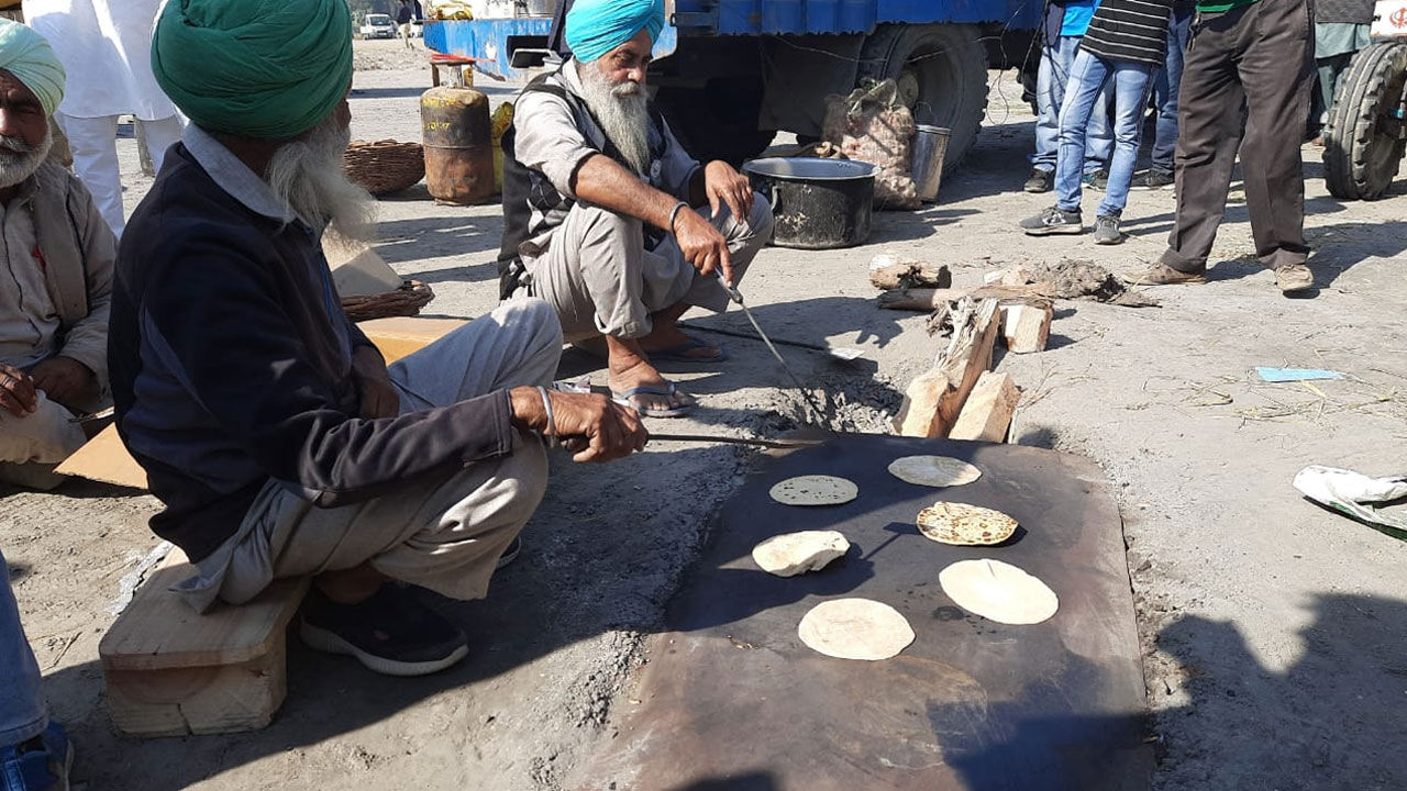 किसान आंदोलन : निरंकारी मैदान में किसानों ने बनाए चूल्हे, तवे पर सिक रहीं रोटियां