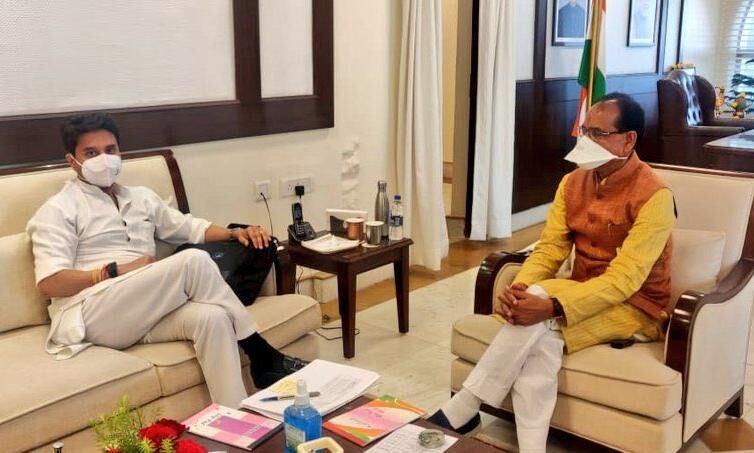 मध्यप्रदेश : महाराज से मात्र 10 मिनट की मीटिंग करने के बाद मोदी से मंत्रणा करने पहुंचे शिवराज, कांग्रेस ने ली चुटकी