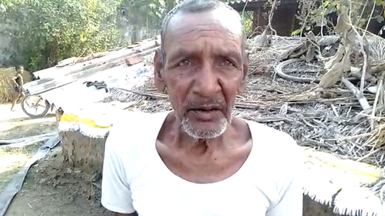 लाल फीताशाही के मकड़जाल में उलझी गरीब-लाचार बुजुर्ग की फाइल, खुद को जिंदा साबित करने की चुनौती लाल फीताशाही के मकड़जाल में उलझी गरीब-लाचार बुजुर्ग की फाइल, खुद को जिंदा साबित करने की चुनौती