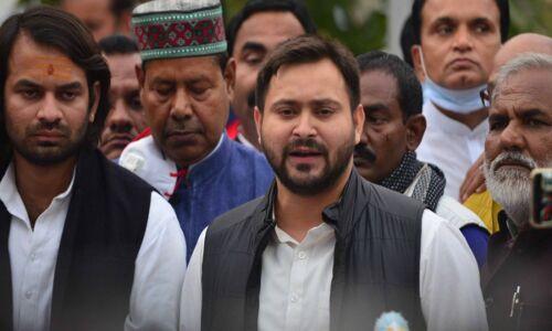 कृषि कानूनों के खिलाफ सड़कों पर उतरे वामदल और राजद, प्रधानमंत्री का फूंका पुतला