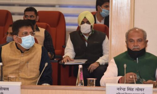 किसान नेताओं के साथ केंद्रीय मंत्रियों की बैठक जारी, वार्ता विफल होने की सूरत में आंदोलन तेज करने की चेतावनी