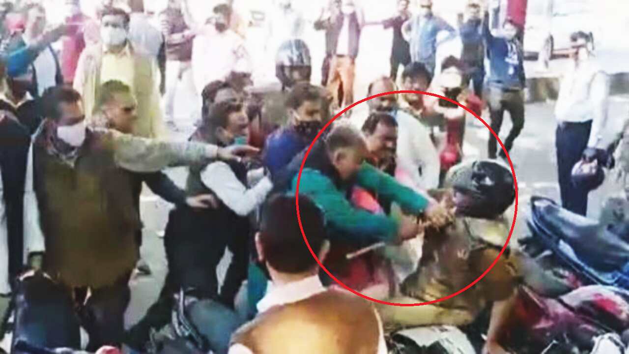 झांसी में एसपी सिटी को गिराकर मारा भाजपाईयों ने और पुलिस देखती रही झांसी में एसपी सिटी को गिराकर मारा भाजपाईयों ने और पुलिस देखती रही