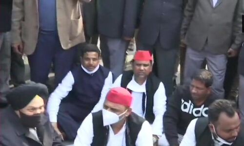 लखनऊ : अखिलेश को योगी सरकार ने किसान यात्रा में शामिल होने के लिए कन्नौज जाने से रोका