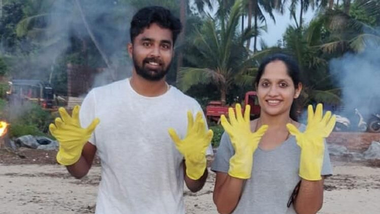 कर्नाटक के इस नवविवाहित जोड़े से मिलिए जिन्होंने समुद्र तट से सैकड़ों किलो कचरा साफ किया