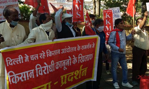 MP : किसान संगठनों ने भारत बंद के समर्थन में निकाला जुलूस, सांसद कार्यालय पर प्रदर्शन कर PM मोदी के नाम सौंपा चेतावनी भरा ज्ञापन