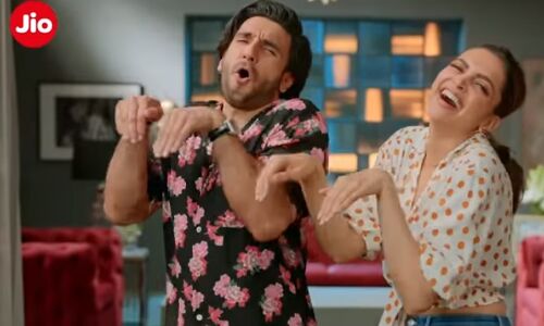 BJP और मोदी समर्थक अंधभक्त अब अम्बानी के JIO और दीपिका का क्यों नहीं कर रहे बहिष्कार