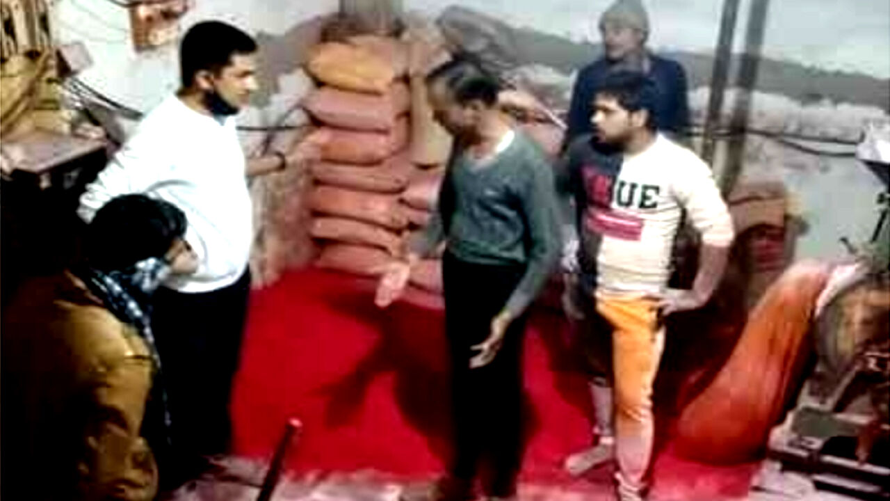 गधे की लीद से नकली मसाला बनाने की फैक्ट्री का भंडाफोड़, हिंदू युवा वाहिनी का नेता गिरफ्तार