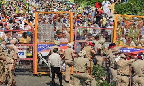 हरियाणा पुलिस के हाथ पांव फूले, बॉर्डर पर 60 हजार किसान, हमसे नहीं संभाले जा रहे हालात