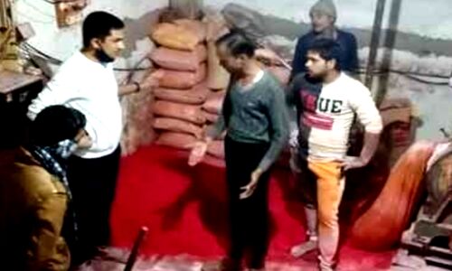 गधे की लीद से नकली मसाला बनाने की फैक्ट्री का भंडाफोड़, हिंदू युवा वाहिनी का नेता गिरफ्तार