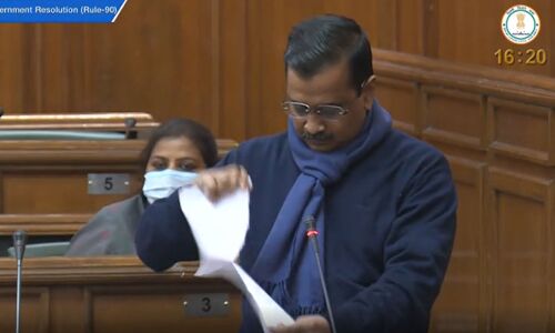 दिल्ली विधानसभा: मुख्यमंत्री केजरीवाल ने फाड़ी केंद्रीय कृषि कानूनों की प्रतियां