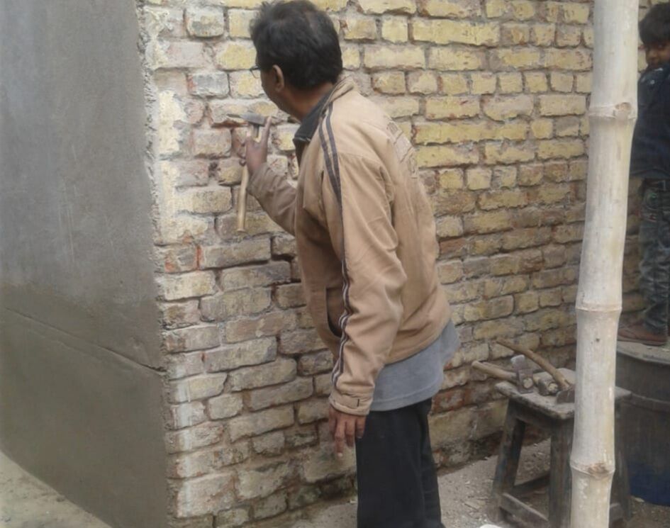 कभी बच्चों को देते थे शिक्षा, अब कर रहे दिहाड़ी मजदूरी