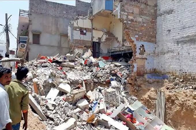 दिल्ली में भरभराकर गिर गई फैक्ट्री की छत, मलवे में दब कर चार लोगों की मौत