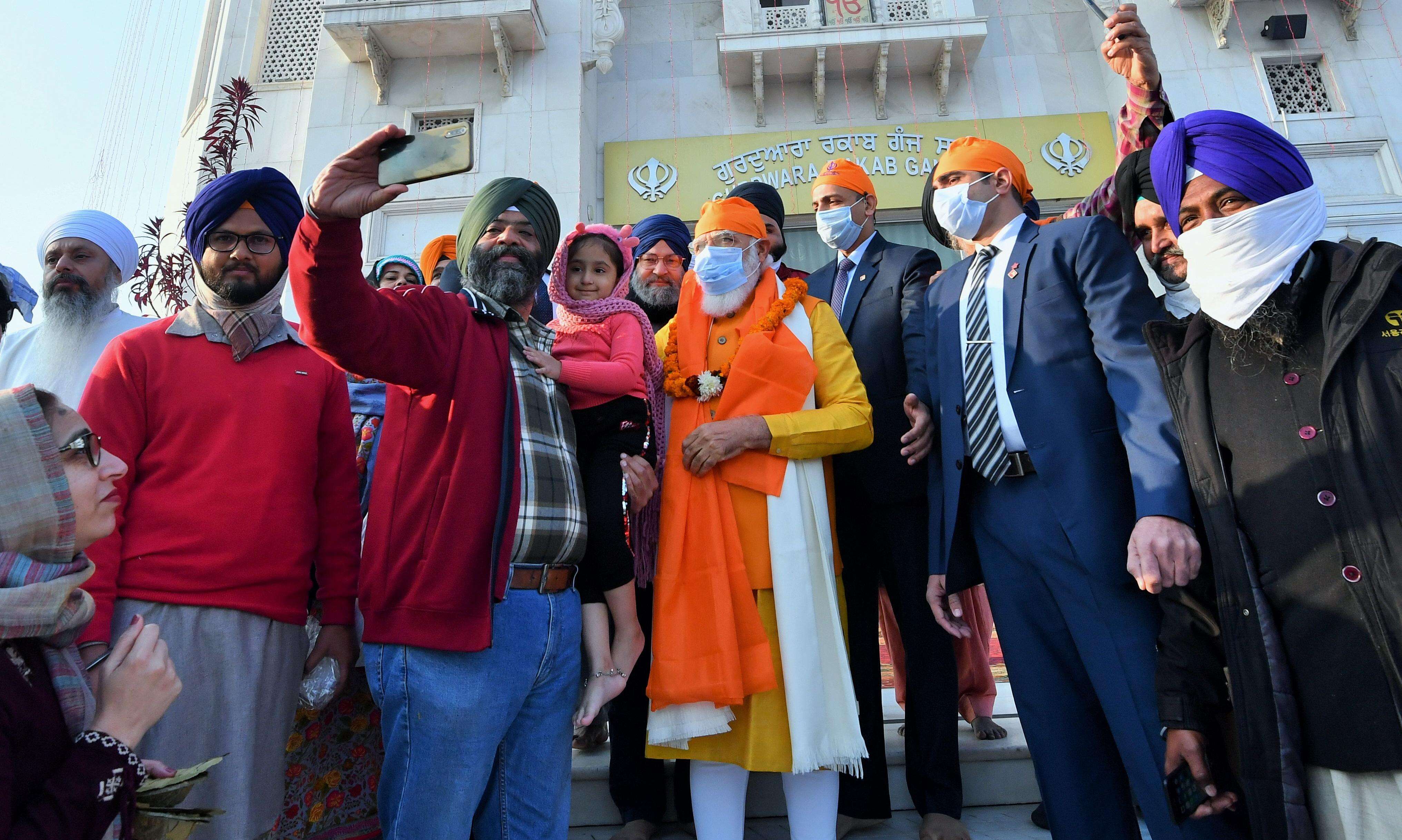 किसान आंदोलन का आज 25वां दिन, रकाबगंज पहुंचे मोदी तो रिटायर्ड IAS सूर्य प्रताप ने लिखा - बंदे मर रहे हैं और आप फोटोशूट...