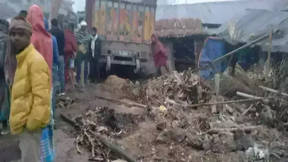 बिहार: घर में घुस गया अनियंत्रित ट्रक, मचान पर सो रहे दो किशोरों की कुचलकर मौत