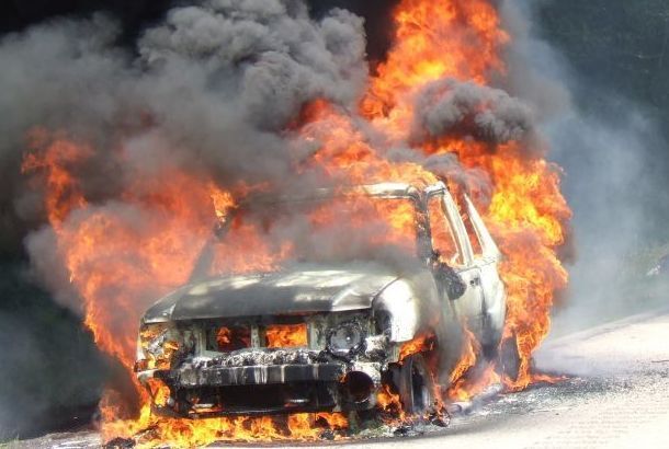 यमुना एक्सप्रेस-वे पर बड़ा हादसा, डीजल टैंकर से टकरायी कार, मिनटों में पांच जीवित लोग नर कंकाल में तब्दील