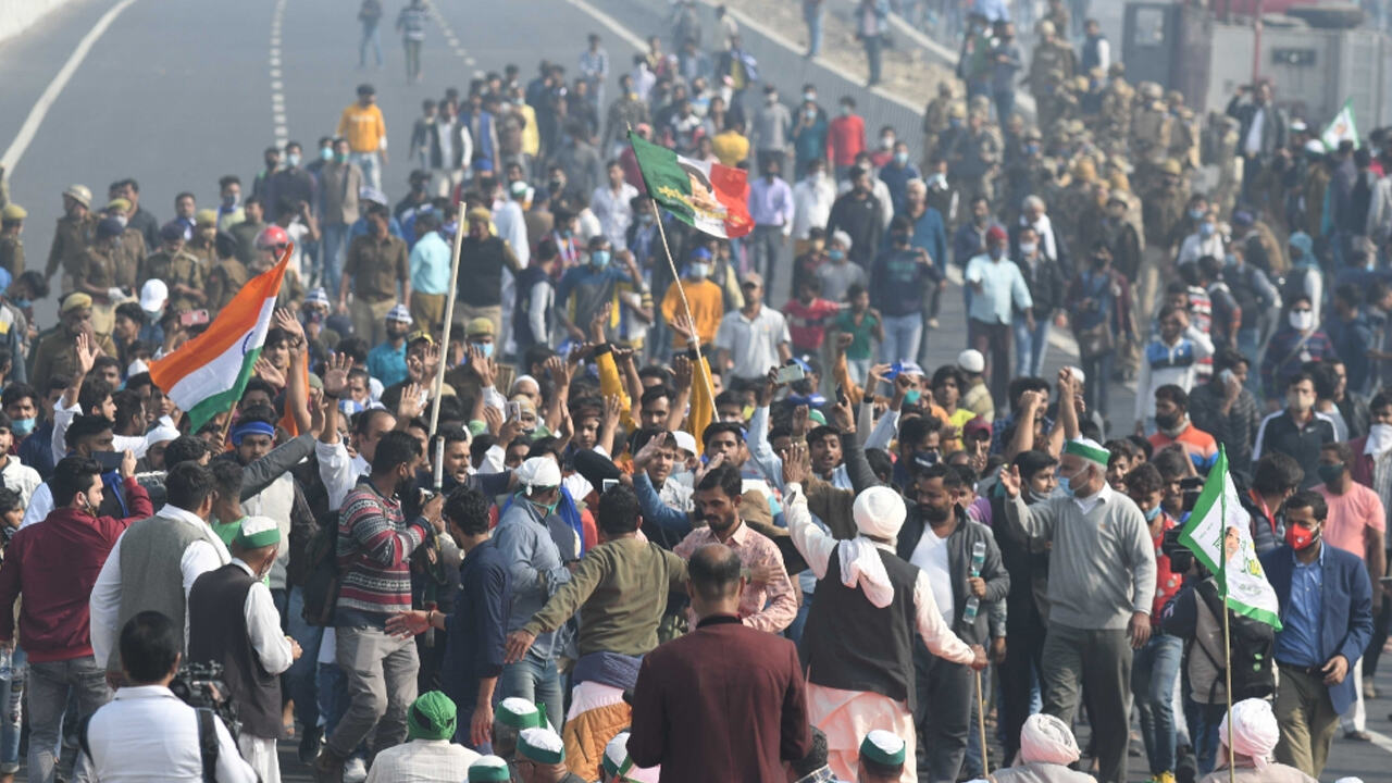 गाजीपुर बॉर्डर पर किसानों ने बंद किया ट्रैफिक, पुलिस प्रशासन के हाथ पांव फूले