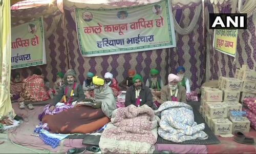 ठंड से कांप रहा उत्तर भारत, लेकिन खुले आकाश के नीचे कृषि कानून को वापस लेने की मांग पर डटे किसान कर रहे रक्तदान
