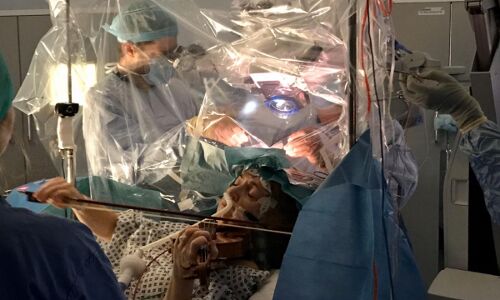 हैदराबाद : डॉक्टरों ने महिला मरीज की किडनी से निकाले 55 पत्थर हैदराबाद : डॉक्टरों ने महिला मरीज की किडनी से निकाले 55 पत्थर