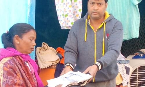 झारखंड : भोला की पुराने कपड़े की दुकान गरीबों के लिए बन रही ठंड में वरदान