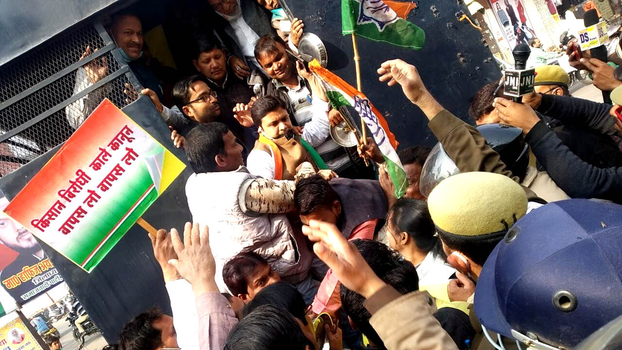 यूपी : किसान विरोधी कृषि कानून के खिलाफ कांग्रेस ने किया प्रदेशव्यापी सरकार जगाओ कार्यक्रम यूपी : किसान विरोधी कृषि कानून के खिलाफ कांग्रेस ने किया प्रदेशव्यापी सरकार जगाओ कार्यक्रम