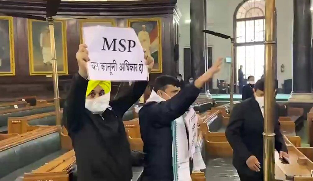 संसद में मोदी के सामने संजय सिंह व भगवंत मान ने किया प्रदर्शन, किसान विरोधी काला कानून वापस लेने की मांग