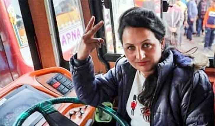 वर्जनाओं को तोड़ जम्मू-कश्मीर की पहली महिला बस ड्राइवर बनीं पूजा, परिवार ने किया विरोध-अब मिल रही शाबाशी