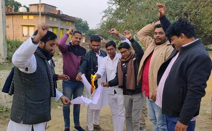 बहुजन संगठनों ने मनाया मनुस्मृति दहन दिवस, वक्ता बोले बहुजनों पर थोप रहे पीएम मोदी पूंजीवादी गुलामी