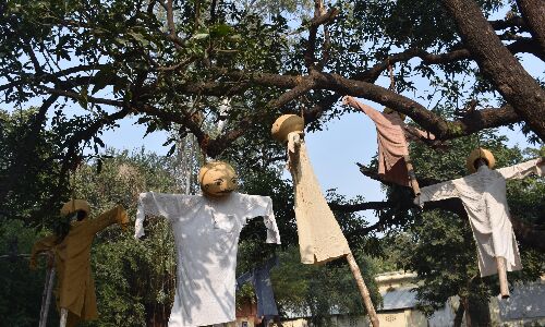लखनउ विश्वविद्यालय में कलाकरों ने किया खेती पर हो रहे काॅरपोरेट हमले का सही चित्रण