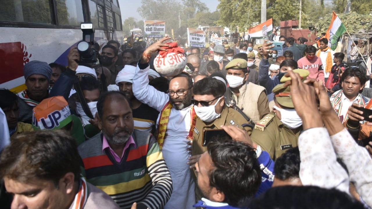 गाय बचाओ, किसान बचाओ यात्रा निकाल रहे अजय लल्लू को पुलिस ने हिरासत में लिया, निजी मुचलके पर छोड़ा गाय बचाओ, किसान बचाओ यात्रा निकाल रहे अजय लल्लू को पुलिस ने हिरासत में लिया, निजी मुचलके पर छोड़ा