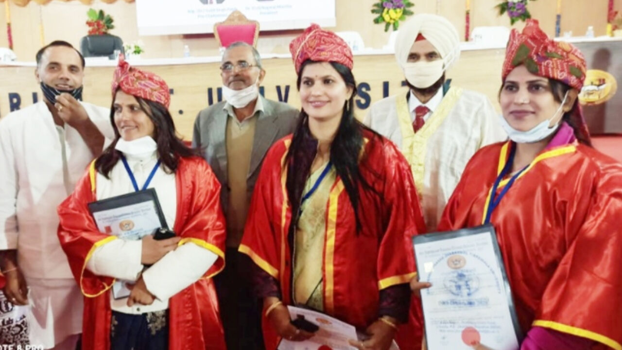 राजस्थान में किसान की तीनों बेटियों को एक साथ दी गई पीएचडी की उपाधि