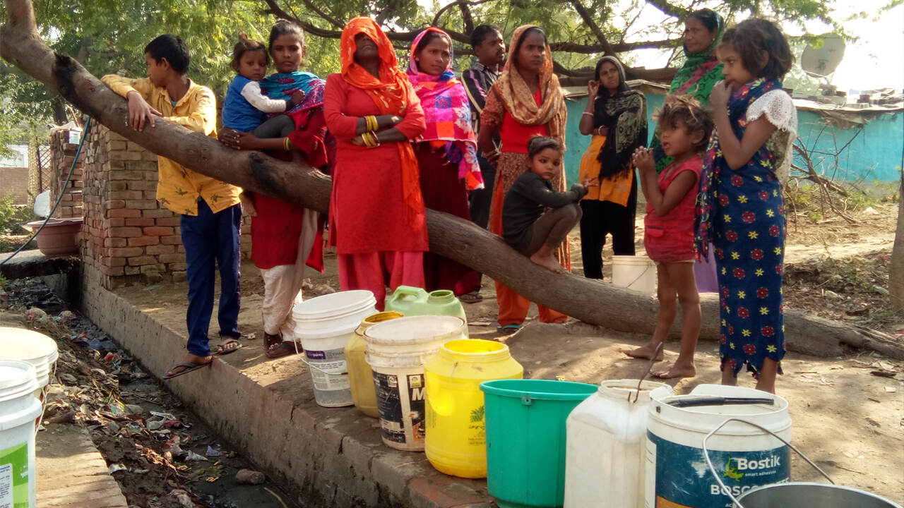 ठंड के इस सीजन में भी कानपुर विश्व बैंक बस्ती के लोग कर रहे हैं पानी की किल्लत का सामना