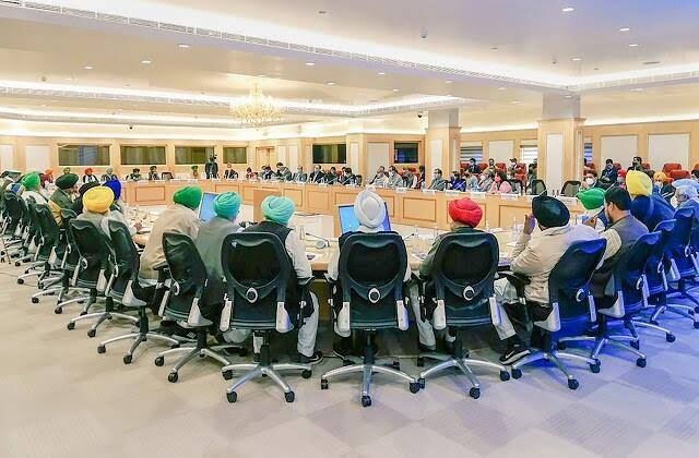 सरकार ने किसानों की दो मांगें मानीं, पर मुख्य मांग पर क्यों है जिच