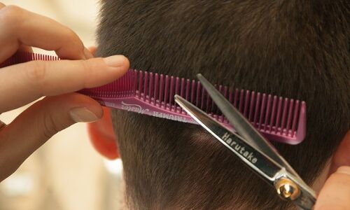 दलित युवाओं के बाल काटने से मना करने पर यूपी के नाई पर केस दर्ज