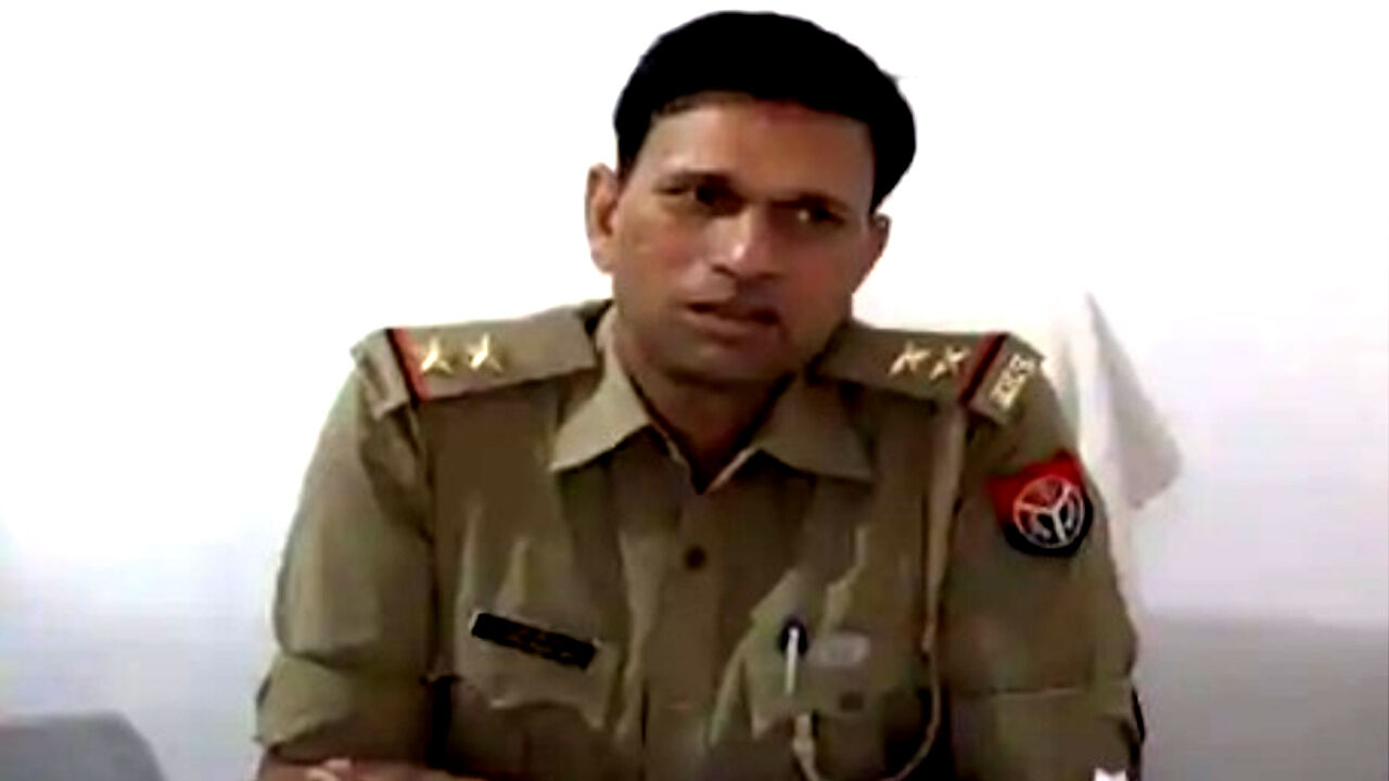 यूपी : चोरी हुई कार का इस्तेमाल करता पाया गया पुलिस अधिकारी यूपी : चोरी हुई कार का इस्तेमाल करता पाया गया पुलिस अधिकारी