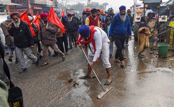 प्रदर्शनकारियों पर अब ठंड और बारिश की भारी मार, वाइपर से सड़क का कीचड़ साफ कर रहे किसान