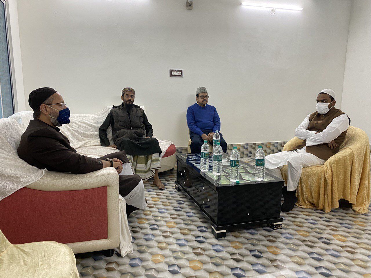 ओवैसी आज पहले चुनावी दौरे पर पहुंचे पश्चिम बंगाल, मुसलिम धार्मिक नेताओं से चुनाव पर की चर्चा