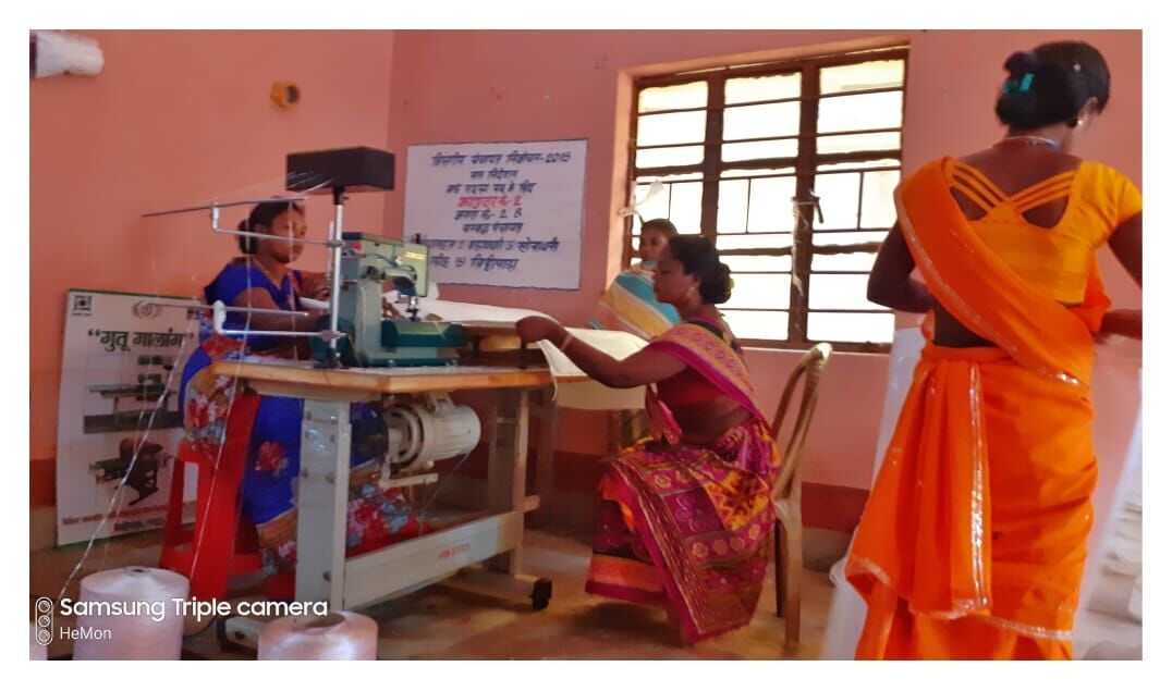 झारखंड की ग्रामीण आदिवासी महिलाएं बोरी के धागों के साथ संजो रही जीवन के नए सपने