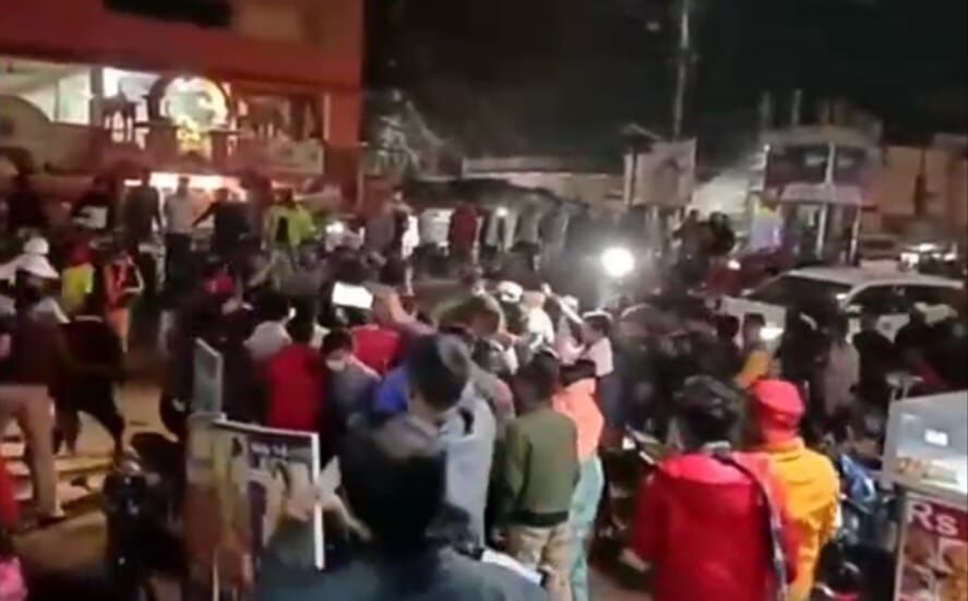 झारखंड :  मुख्यमंत्री हेमंत सोरेन के काफिले पर हमला, पुलिसकर्मियों की पिटाई, कई घायल