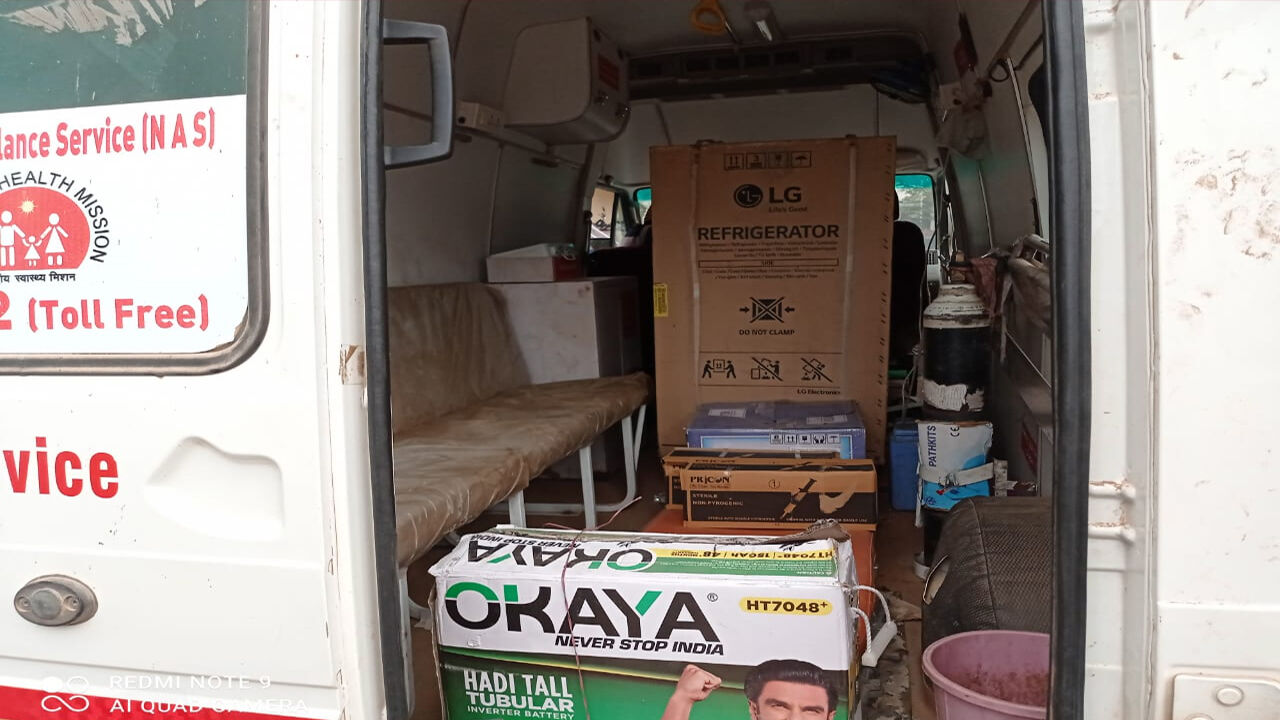 यूपी : मिर्जापुर में आपातकालीन 102 एम्बुलेंस सेवा से ढोया जा रहा स्वास्थ्य कर्मियों का सामान