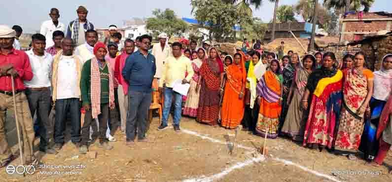 27 साल पहले महादलित परिवारों का कटा था बासगीत जमीन का पर्चा, अब जाकर दिलाया गया दखल-कब्जा