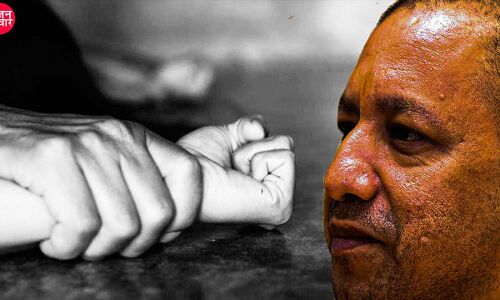 बदायूं गैंगरेप : पीड़िता के घर पहुंचे पूर्व IAS बोले क्रूरता की हुई है इंतहा, मां की बात सुनकर बैठ गया दिल