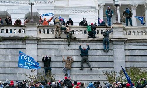 ट्रंप समर्थकों की हिंसा में अमेरिका में चार मरे, अमेरिकी प्रशासन से इस्तीफों का दौर शुरू
