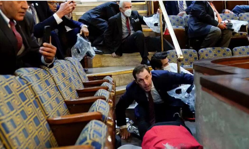 अमेरिका में गृहयुद्व जैसे हालात, ट्रंप पर उठी महाभियोग चलाने की मांग