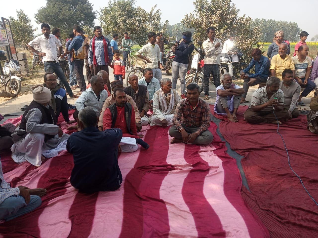 बिहार: पुनर्निर्माण के कुछ महीने बाद ही ध्वस्त होने लगी सड़क, आक्रोशित ग्रामीणों ने किया प्रदर्शन