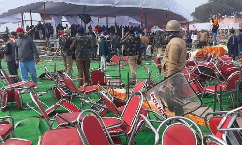 किसान महापंचायत से पहले गुस्साये किसानों ने तोड़ा मंच और हेलीपेड पर भी किया कब्जा, CM खट्टर ने कांग्रेस और कम्युनिस्टों को ठहराया जिम्मेदार