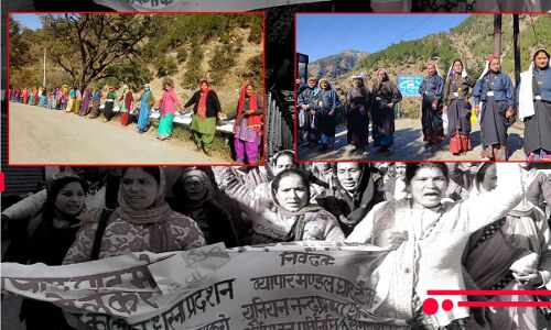 उत्तराखंड की त्रिवेंद्र सरकार के खिलाफ 55 ग्राम सभाओं ने खोला मोर्चा, कई किमी लंबी मानव श्रृंखला बनाई