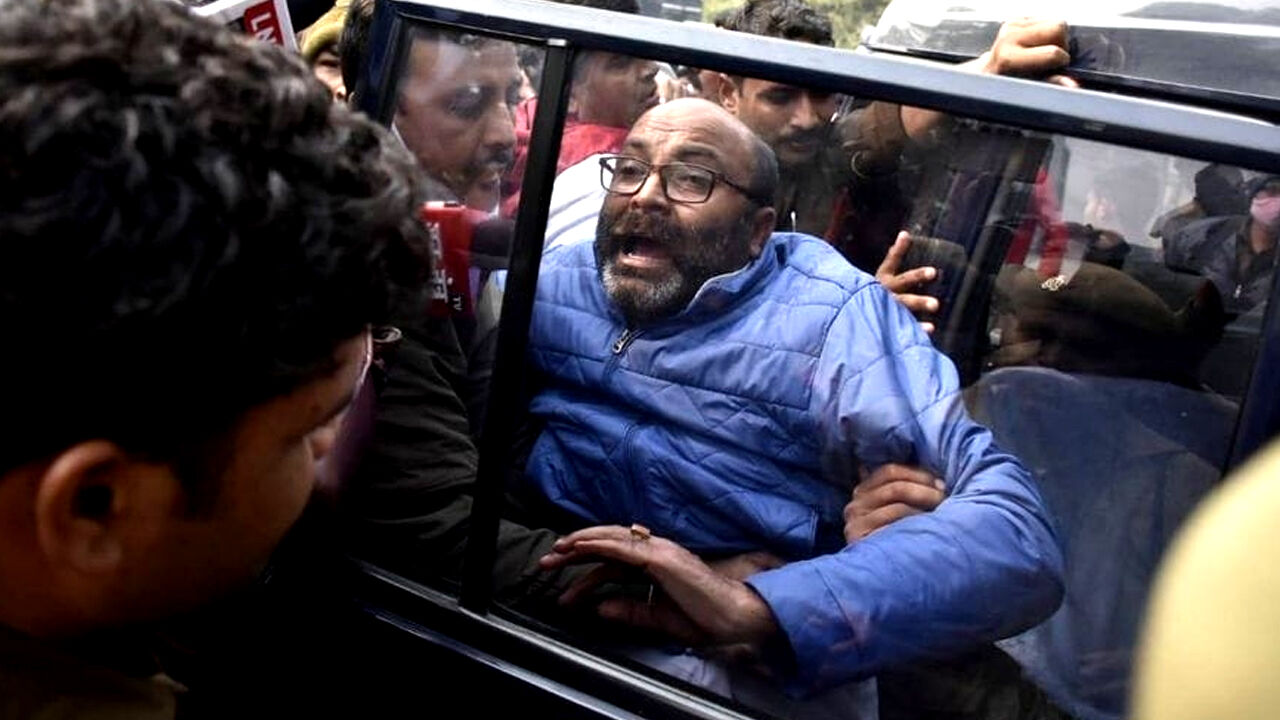 उत्तर प्रदेश कांग्रेस प्रमुख अजय लल्लू और कार्यकर्ताओं को राजभवन मार्च के दौरान हिरासत में लिया गया