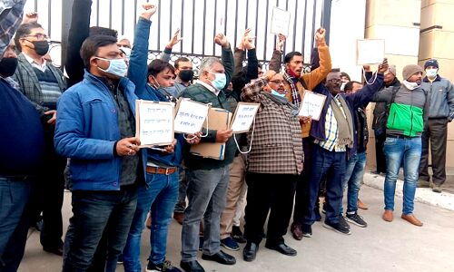 यूपी : अल्पसंख्यक कल्याण एवं वक्फ विभाग के कर्मचारियों ने प्रमुख सचिव पर लगाया उत्पीड़न का आरोप