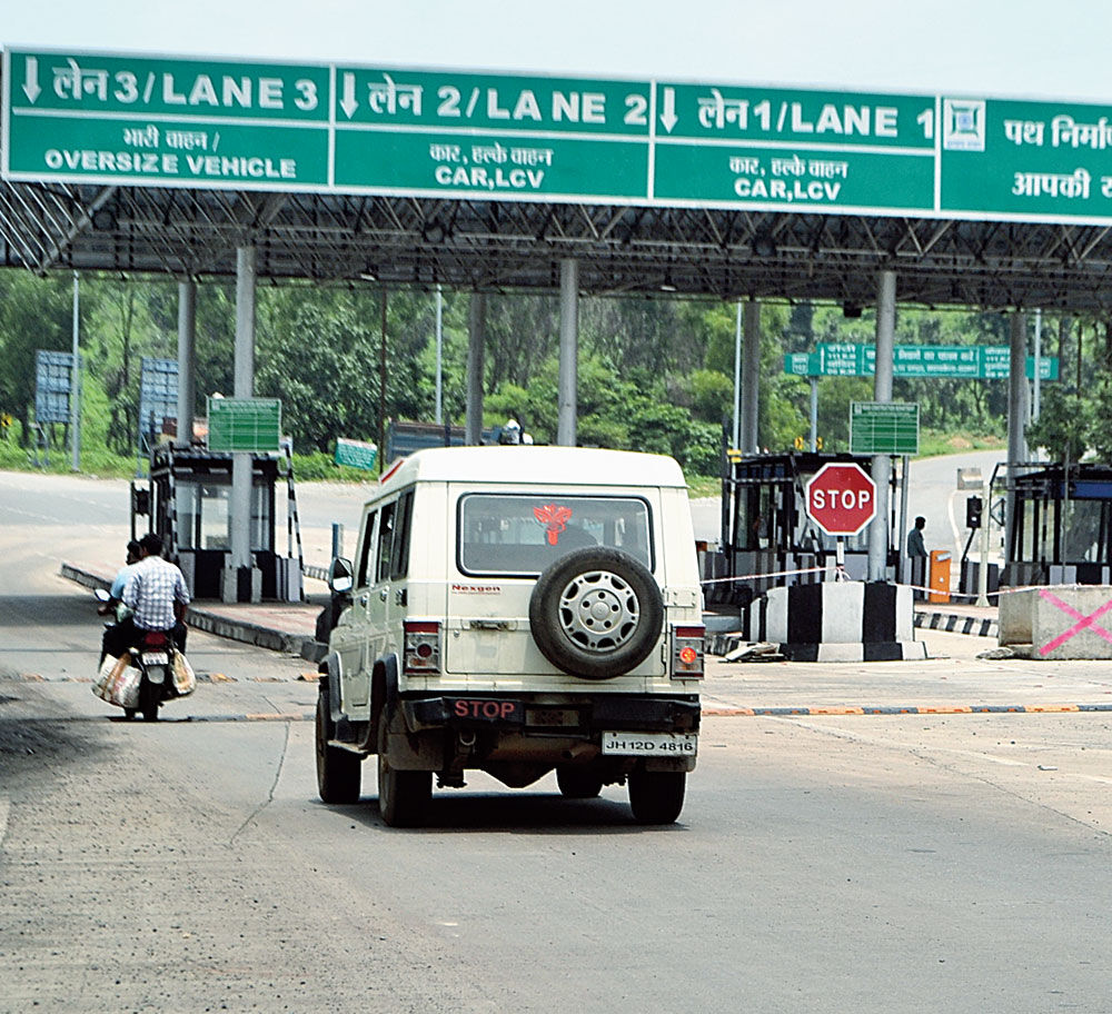 बिहार-झारखंड की लाइफ लाइन NH - 33 के एक टोल प्लाजा से अरबों में कमाई, सिंगल जर्नी की पर्ची काट बढाते हैं राजस्व