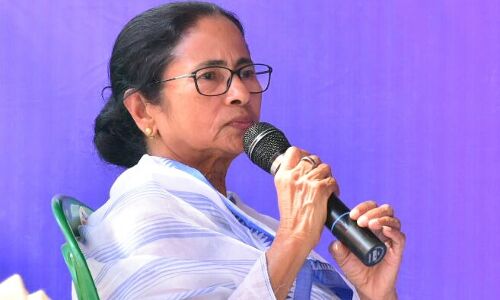 Kaali Poster Controversy : काली पोस्टर विवाद पर ममता बनर्जी की महुआ मोइत्रा को नसीहत, बोलीं - नकारात्मक मुद्दों पर विवाद ठीक नहीं